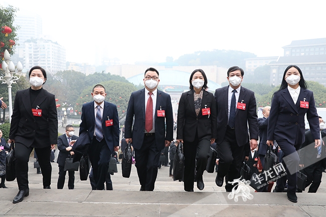 市六屆人大一次會(huì)議今日開(kāi)幕 參會(huì)人員精神飽滿步入會(huì)場(chǎng)